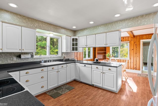 1061 Rose Center Road, Fenton, MI 48430