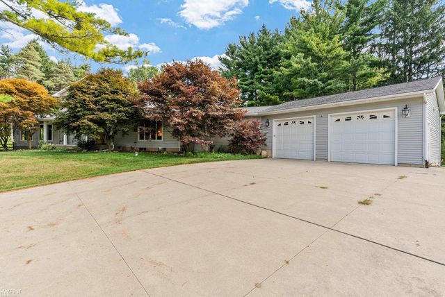 1061 Rose Center Road, Fenton, MI 48430