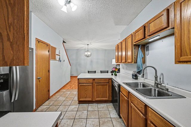 1106 Crystal Place W, Chaska, MN 55318