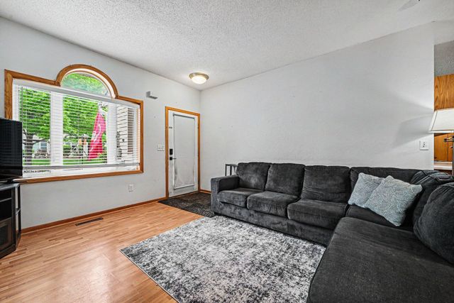 1106 Crystal Place W, Chaska, MN 55318