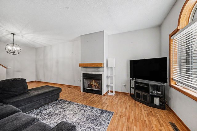 1106 Crystal Place W, Chaska, MN 55318