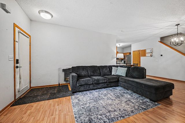 1106 Crystal Place W, Chaska, MN 55318