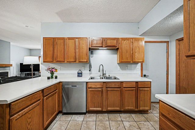 1106 Crystal Place W, Chaska, MN 55318
