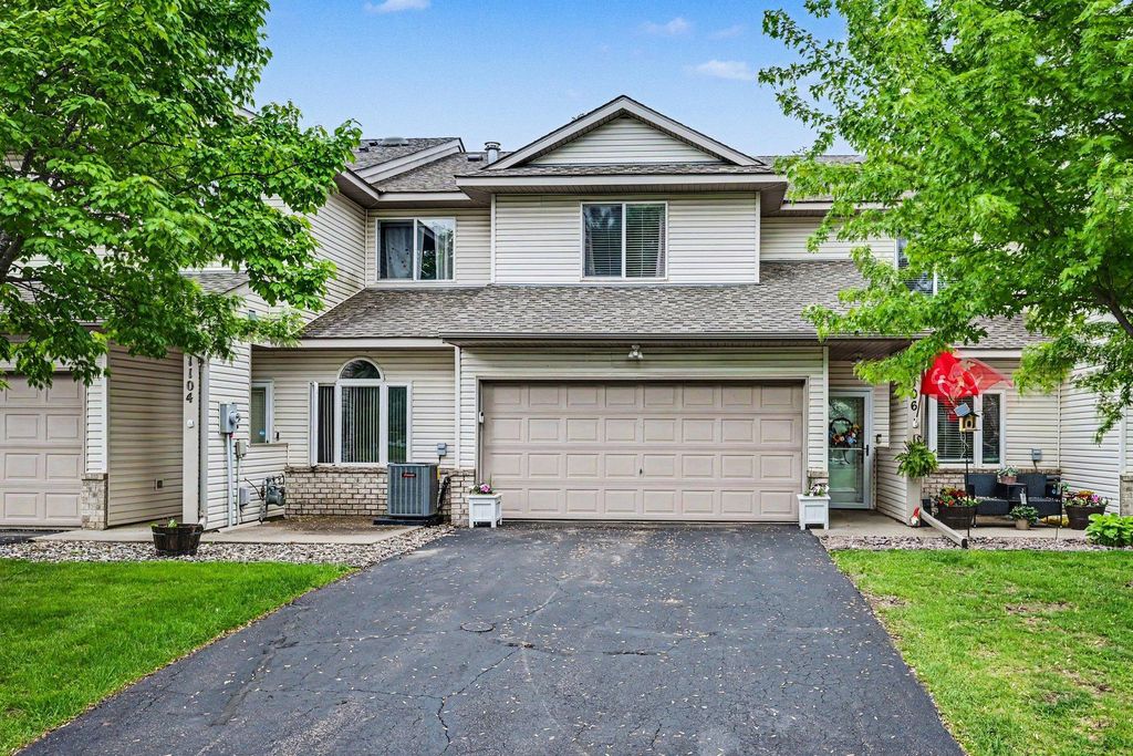 1106 Crystal Place W, Chaska, MN 55318