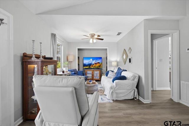 289 Acapulco Rd, Jefferson, TX 75657