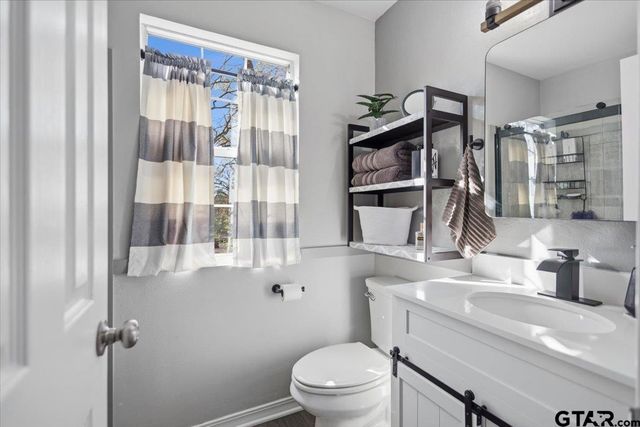 289 Acapulco Rd, Jefferson, TX 75657