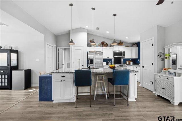 289 Acapulco Rd, Jefferson, TX 75657