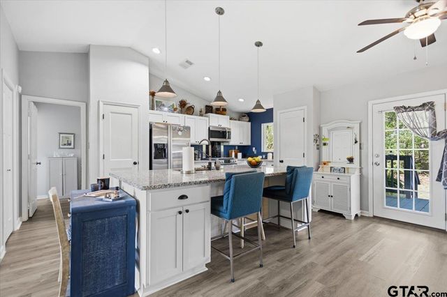 289 Acapulco Rd, Jefferson, TX 75657