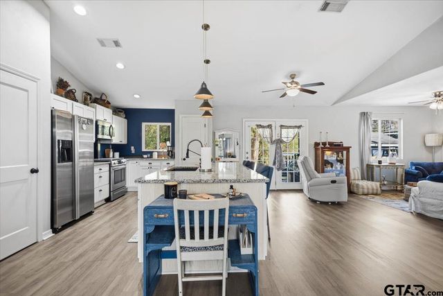 289 Acapulco Rd, Jefferson, TX 75657