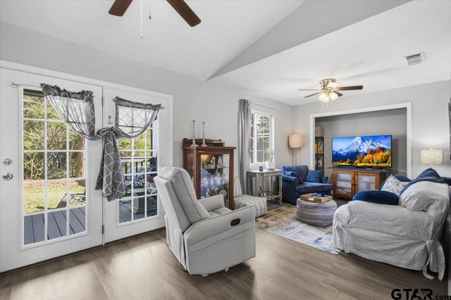 289 Acapulco Rd, Jefferson, TX 75657