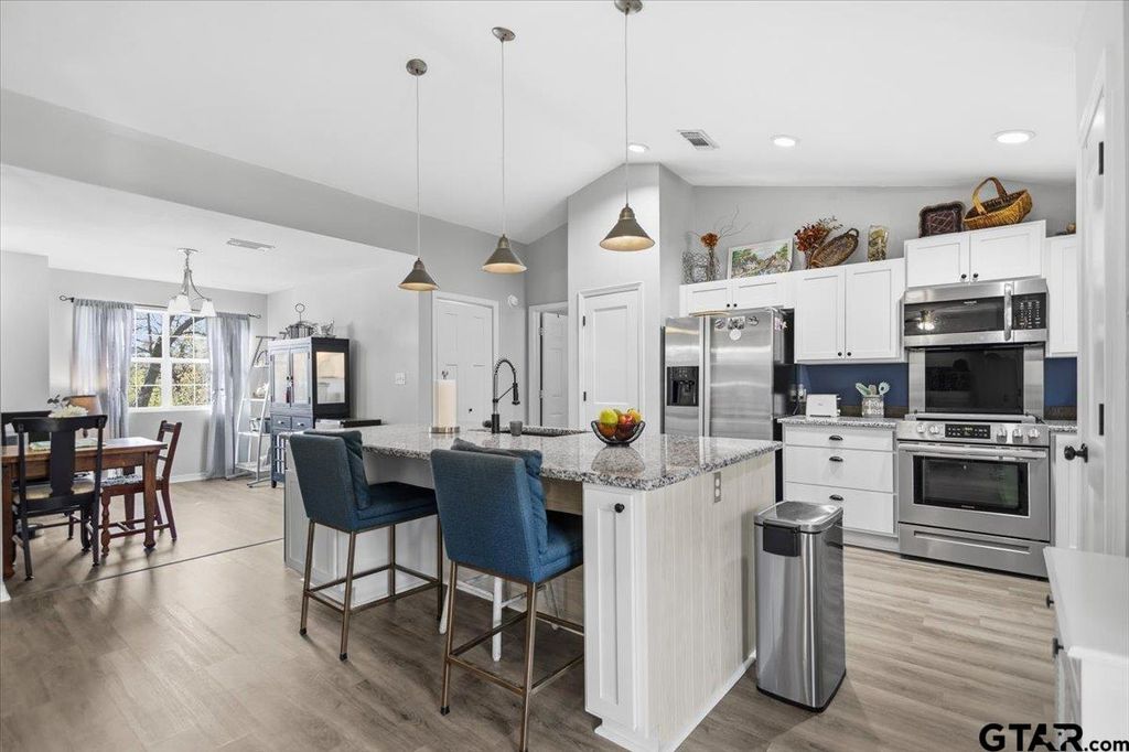 289 Acapulco Rd, Jefferson, TX 75657