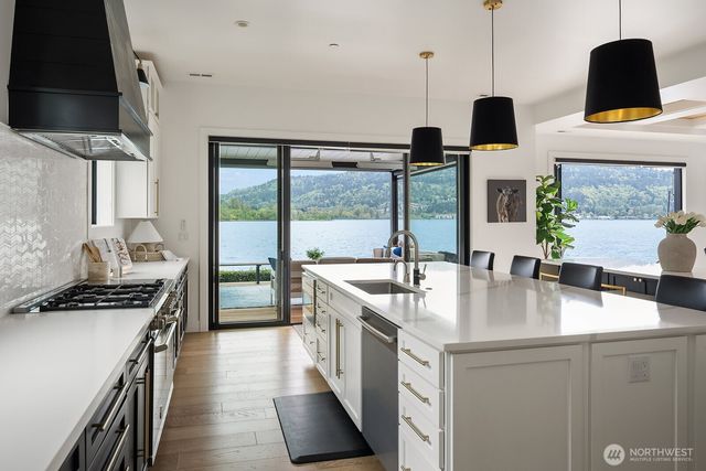 4233 E Lake Sammamish Shore Lane SE, Sammamish, WA 98075