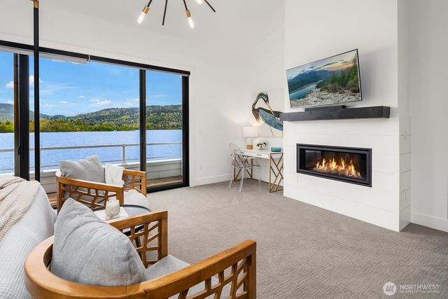 4233 E Lake Sammamish Shore Lane SE, Sammamish, WA 98075