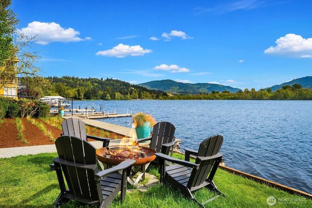 4233 E Lake Sammamish Shore Lane SE, Sammamish, WA 98075
