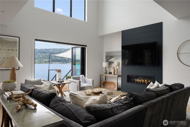 4233 E Lake Sammamish Shore Lane SE, Sammamish, WA 98075