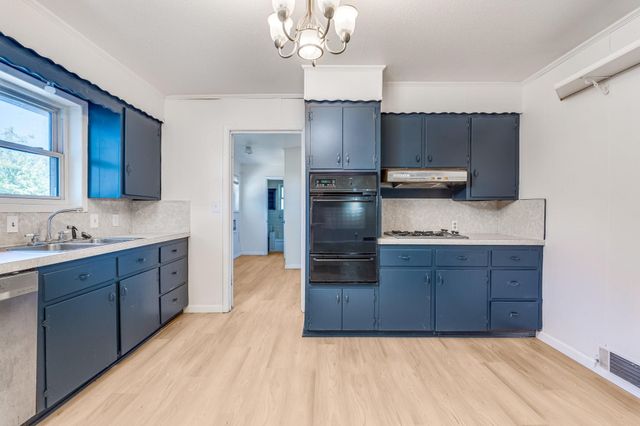 921 Evans Street, Bonham, TX 75418