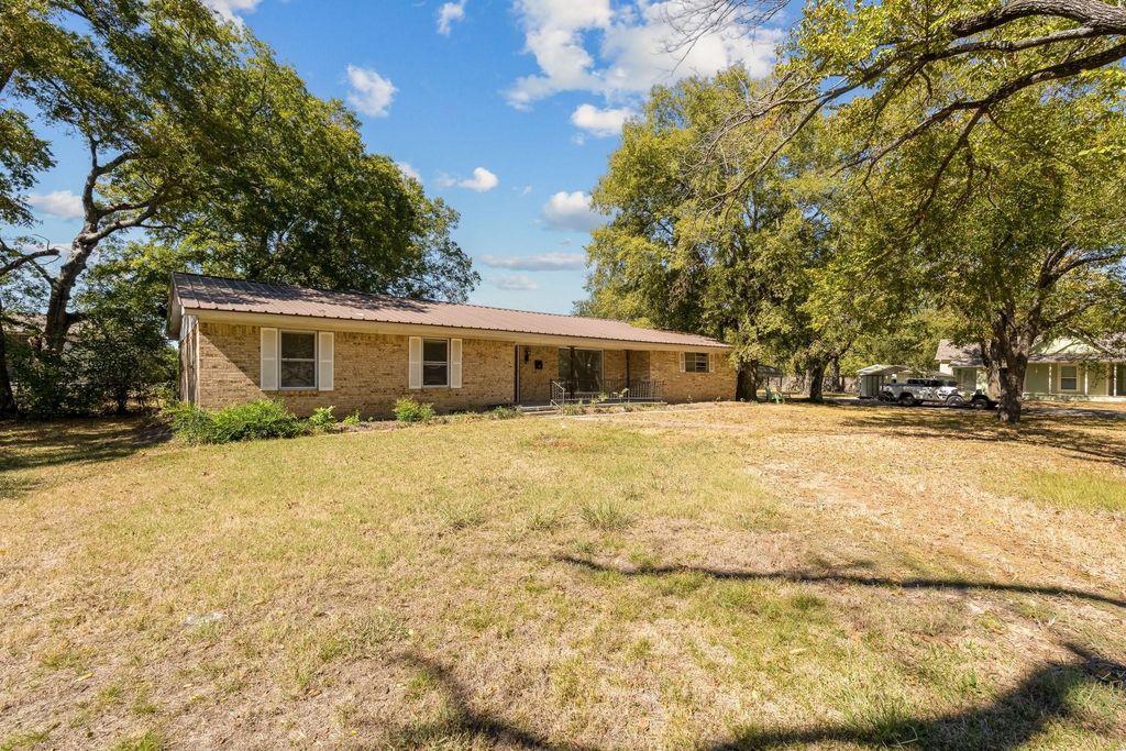921 Evans Street, Bonham, TX 75418