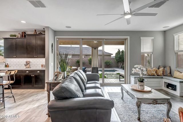 517 E BALAO Drive E, Phoenix, AZ 85085