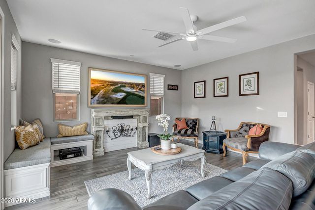 517 E BALAO Drive E, Phoenix, AZ 85085