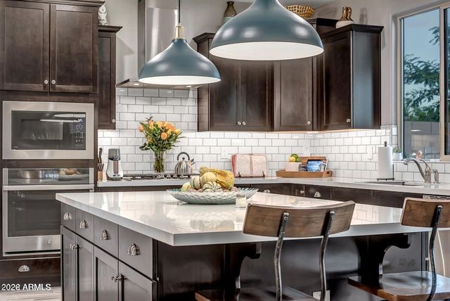 517 E BALAO Drive E, Phoenix, AZ 85085