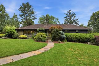 1530 Scenery Ridge Dr, Upper St Clair, PA 15241