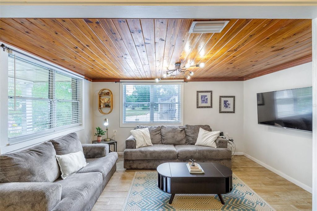 Image 11 of property listing at 1209 E NORTH STREET, Tampa, FL 33604