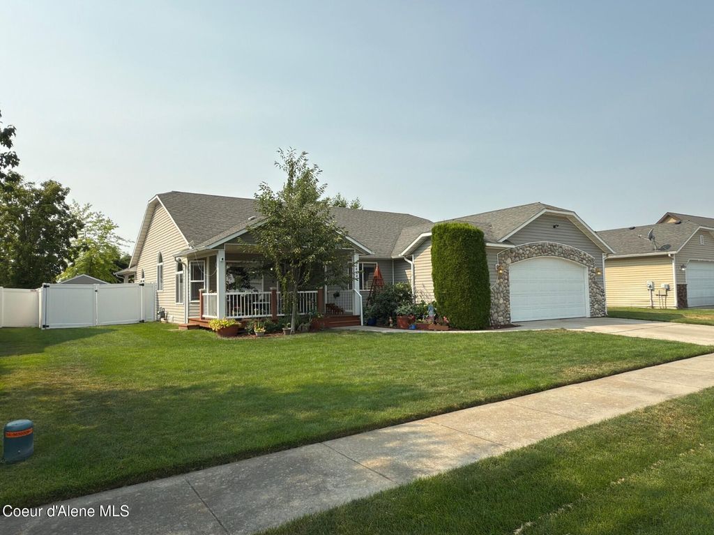 2474 W Berkley LN, Hayden, ID 83835