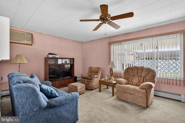 2 SILVER BIRCH LN, Levittown, PA 19055