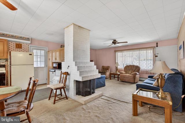 2 SILVER BIRCH LN, Levittown, PA 19055