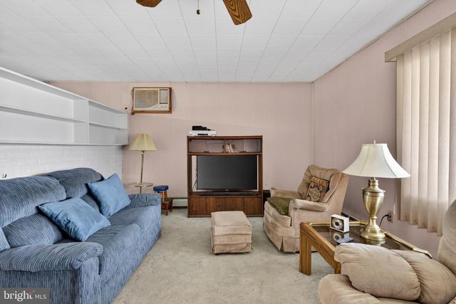 2 SILVER BIRCH LN, Levittown, PA 19055