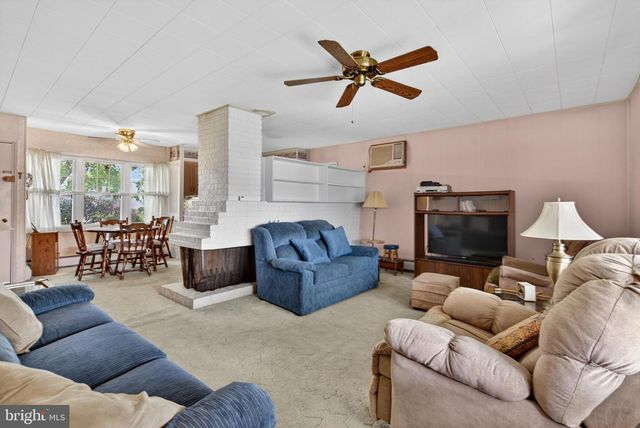 2 SILVER BIRCH LN, Levittown, PA 19055