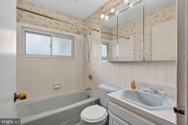2 SILVER BIRCH LN, Levittown, PA 19055