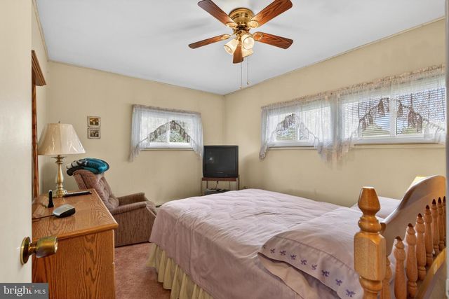 2 SILVER BIRCH LN, Levittown, PA 19055
