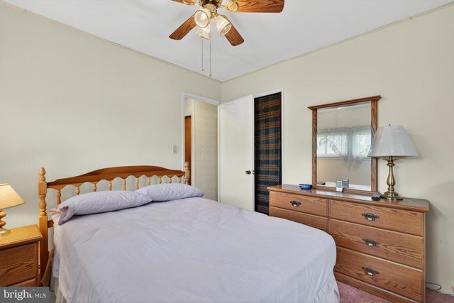 2 SILVER BIRCH LN, Levittown, PA 19055