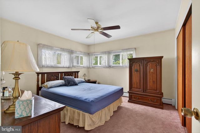 2 SILVER BIRCH LN, Levittown, PA 19055
