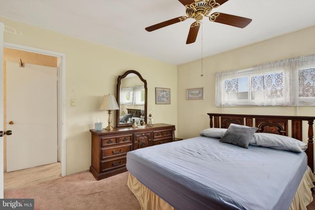 2 SILVER BIRCH LN, Levittown, PA 19055