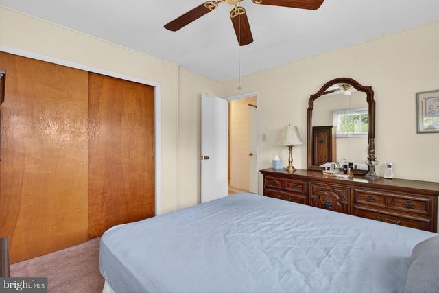 2 SILVER BIRCH LN, Levittown, PA 19055
