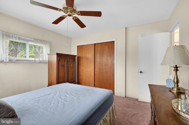 2 SILVER BIRCH LN, Levittown, PA 19055
