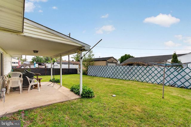 2 SILVER BIRCH LN, Levittown, PA 19055