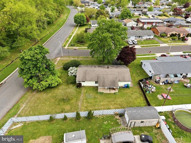 2 SILVER BIRCH LN, Levittown, PA 19055