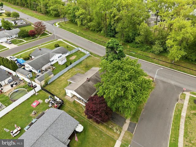 2 SILVER BIRCH LN, Levittown, PA 19055