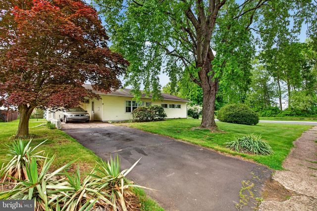 2 SILVER BIRCH LN, Levittown, PA 19055