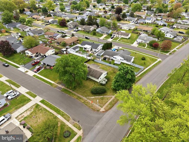 2 SILVER BIRCH LN, Levittown, PA 19055