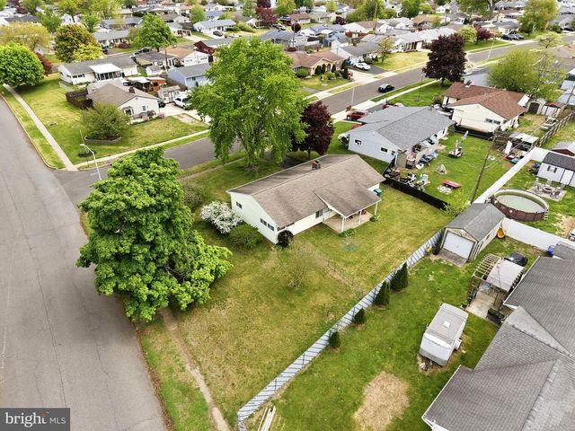 2 SILVER BIRCH LN, Levittown, PA 19055