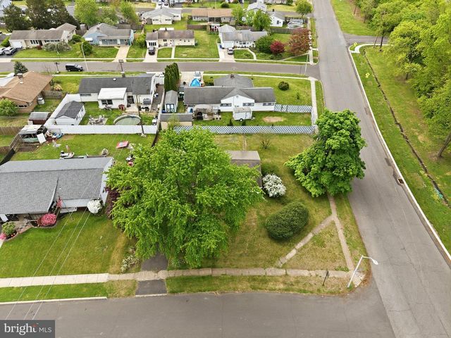 2 SILVER BIRCH LN, Levittown, PA 19055