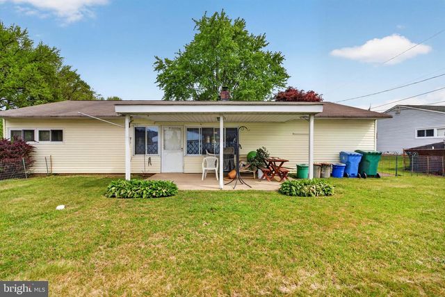 2 SILVER BIRCH LN, Levittown, PA 19055
