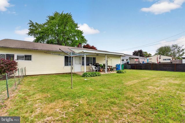 2 SILVER BIRCH LN, Levittown, PA 19055