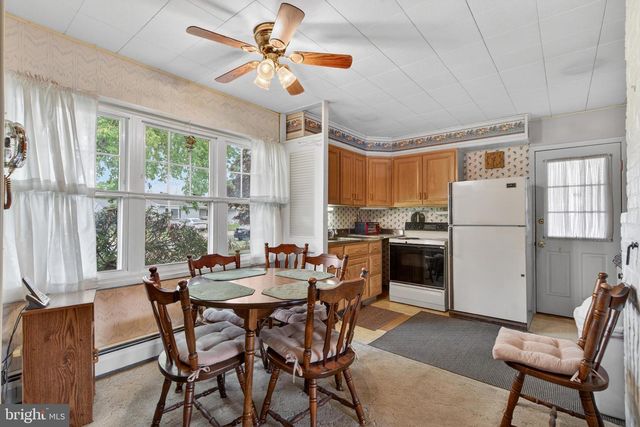 2 SILVER BIRCH LN, Levittown, PA 19055