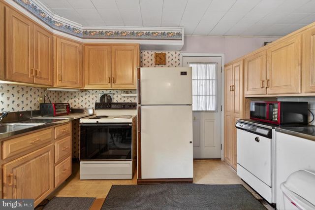 2 SILVER BIRCH LN, Levittown, PA 19055