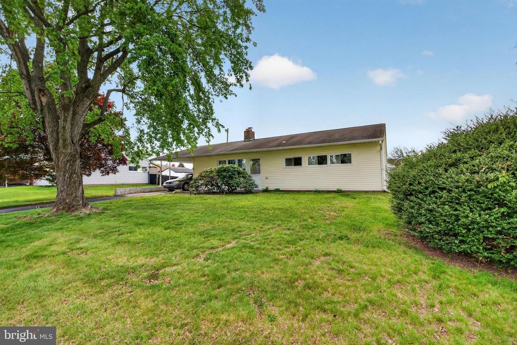 2 SILVER BIRCH LN, Levittown, PA 19055
